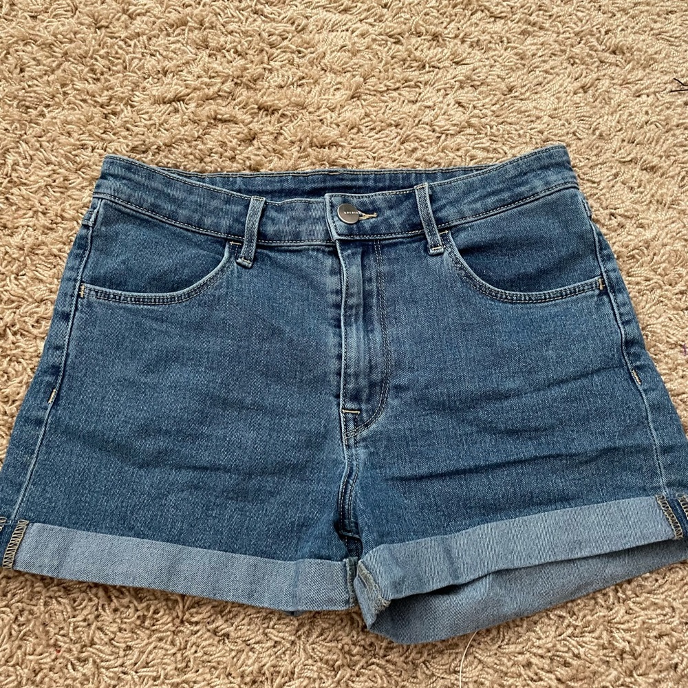 selling regular shorts stretch waist in a size 4. brand is H&M!